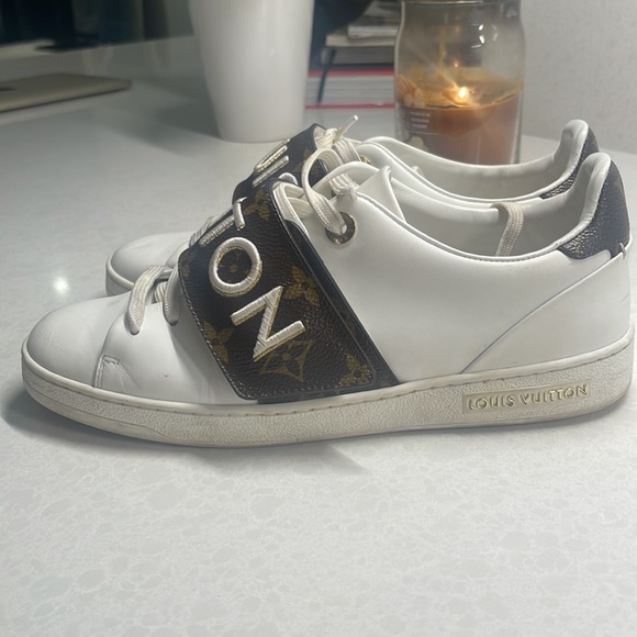 Lv sneakers - Picture 4 of 9
